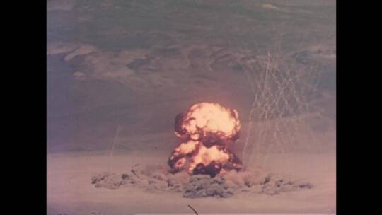 原子弹爆炸的档案剪辑视频素材模板下载