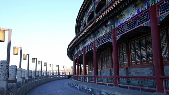 北京北海公园内的长廊与石围栏