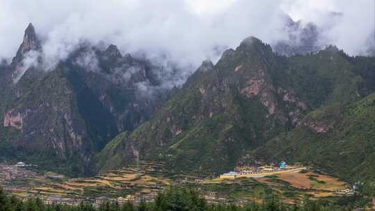 云雾缭绕的扎尕那高山梯田山谷村落延时