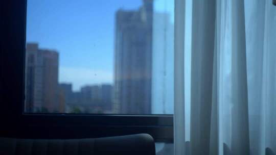 室内透过窗户看城市高楼