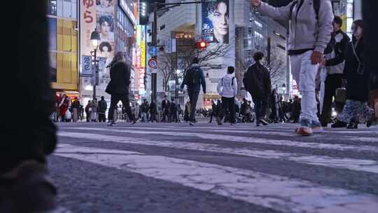 日本东京歌舞伎涉谷街道路口人流