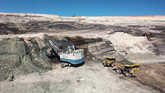 挖掘机挖煤矿