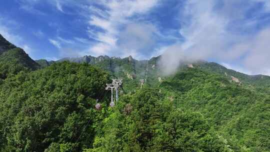 旅游景区上山索道繁忙运营