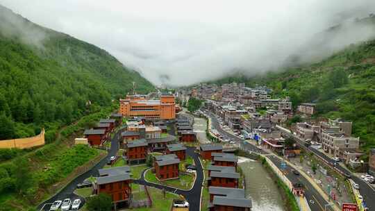 航拍四川阿坝四姑娘山特色小镇风光