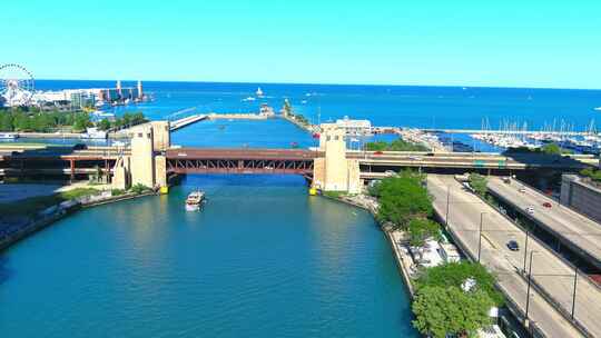 俯瞰芝加哥伊利诺伊州河道和密歇根湖的空中飞越|backgrou的海军码头