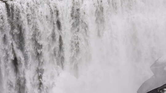 戴蒂福斯瀑布上空的无人机