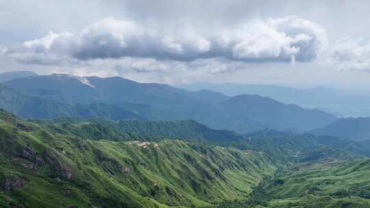 连绵起伏的绿色山脉自然风景