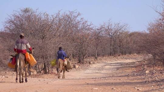 男子骑马给偏远村庄送水