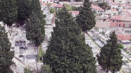 航拍城区与旁边的公墓
