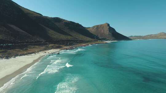 航拍蔚蓝大海海滩山脉景色