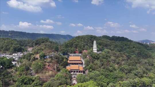 山林间寺庙与宝塔全景宜宾白塔山景区