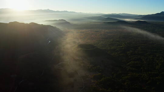 清晨薄雾中的火山口