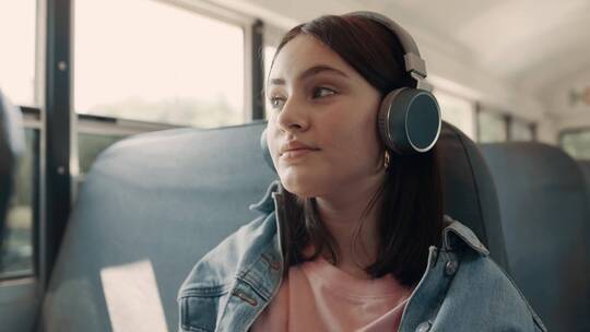 女孩在巴士上听音乐