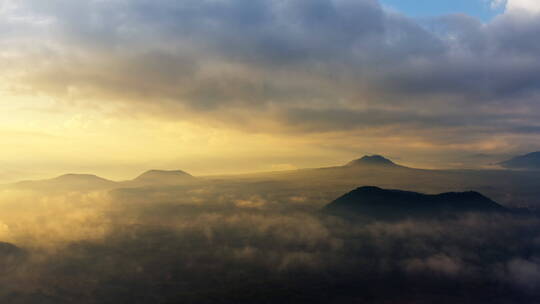金色光影中的腾冲火山群