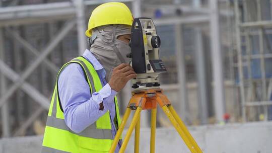 建筑工地工人施工经纬仪测量