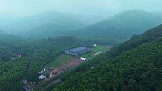 山谷间的帐篷营地大草坪
