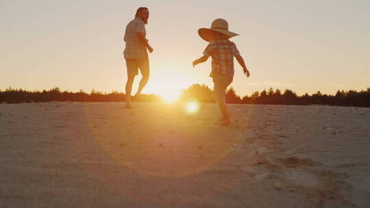 夕阳下奔跑的一家人视频素材模板下载