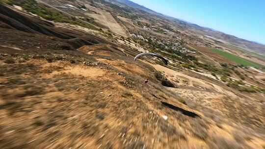 FPV穿越机无人机航拍滑翔伞山脉飞行高山天
