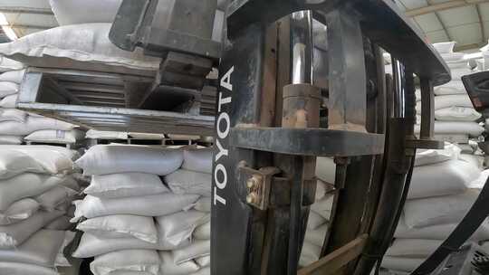 叉车搬运袋装货物