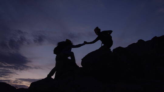 登山攀登团队合作