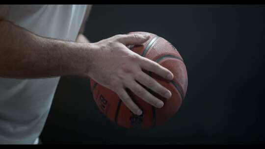 篮球运动员运球特写_4K视频素材模板下载