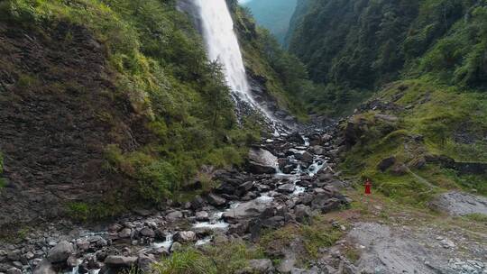 高山流水视频绿色原始森林瀑布女游客