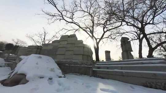 穿梭游览雪后北京圆明园