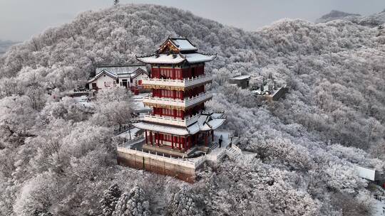 航拍焦作云台山峰林峡山脉冬季雾凇雪景