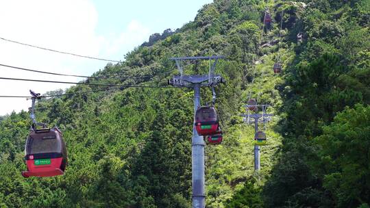 景区缆车索道观光缆车特写山上风景旅游景点