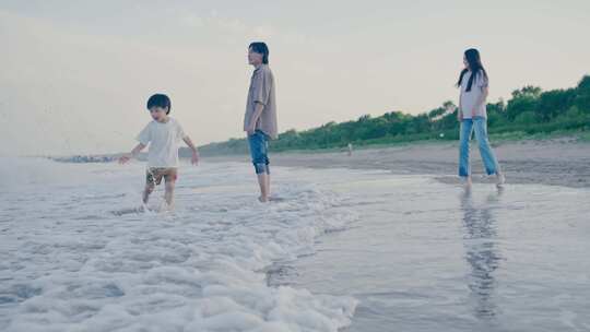 家庭温馨幸福生活一家人海边玩耍