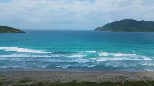 海岸边海浪与山峦风景