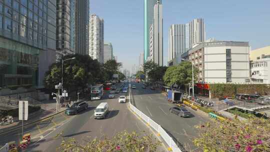 城市道路的繁忙交通景象