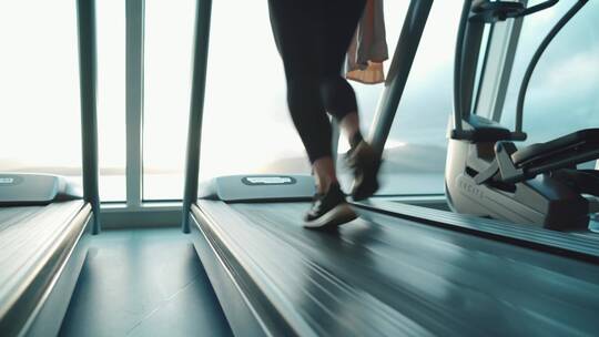 女人在健身房跑步脚步特写视频素材模板下载