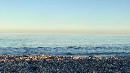 海浪撞击海滩海岸