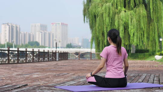 戴运动手表的中国人女性运动前作热身运动