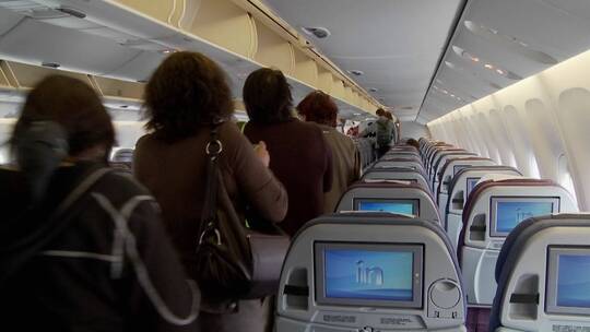 登机的旅客视频素材模板下载
