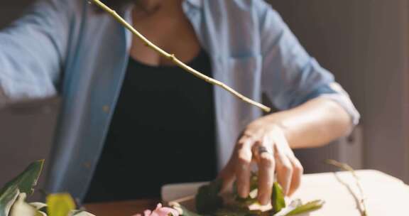 女人装饰鲜花的视频