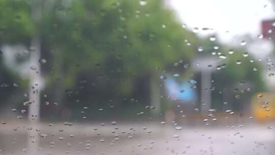 下雨天车窗外街景雨天道路交通车流窗户风景视频素材模板下载