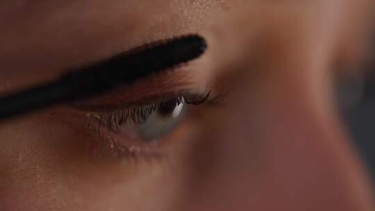 女人在睫毛上涂黑色睫毛膏的特写镜头视频素材模板下载