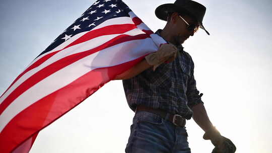 美国牛仔挥舞美国国旗