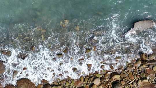 海岸礁石航拍海水冲刷礁石潮水海浪拍打岩石