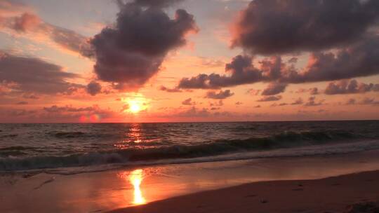 海边夕阳日落时分的海滩美景