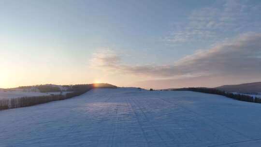 日出时分的广阔雪野冬日景象