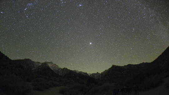 夜晚山顶的星空延时