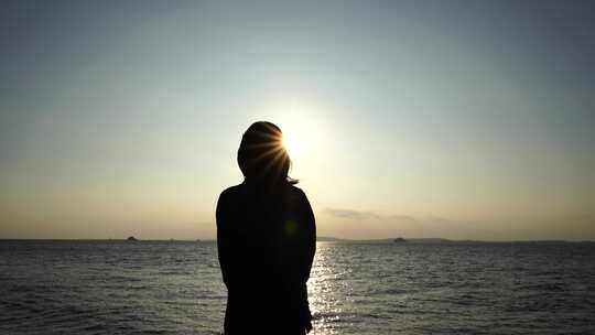 女人站在海边看日落看风景看日出看夕阳看海视频素材模板下载