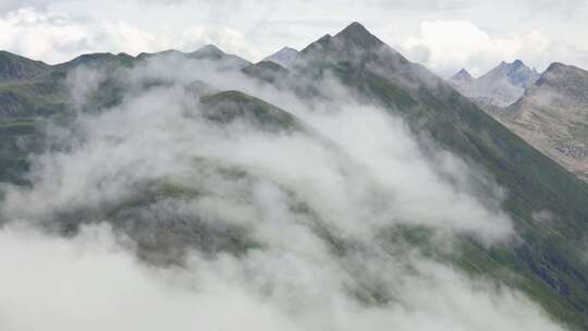 航拍四川阿坝黑水雅克夏高山云海风光