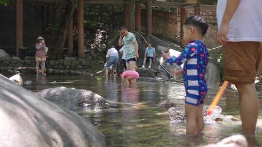 夏天孩子玩水 炎热夏天亲子户外