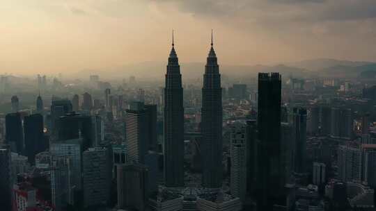 马来西亚日落时分的吉隆坡城市天际线。