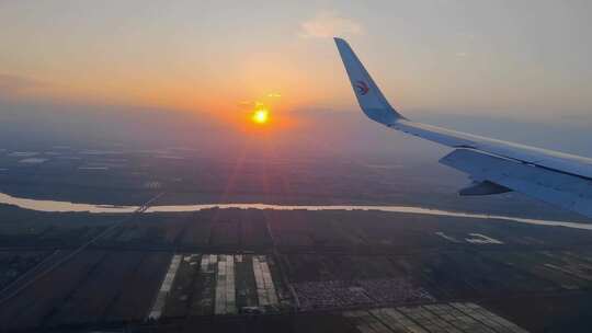 宁夏银川东航飞机在黄昏日落中降落