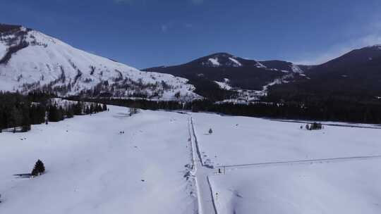 航拍新疆冬季喀纳斯河流晨雾雪山森林雪景